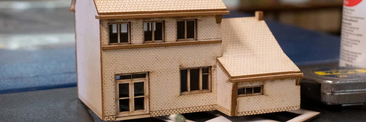 Miniatuur huis gemaakt met lasermachine