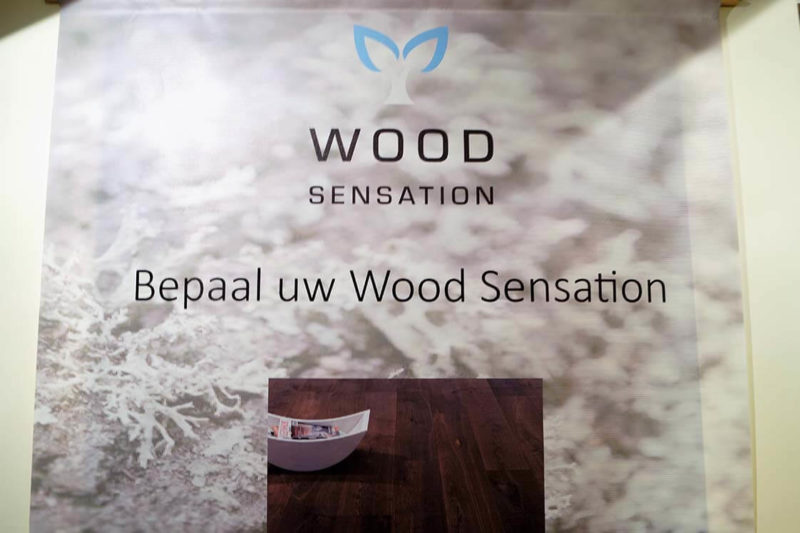 Een plaat met logo van Wood Sensation.