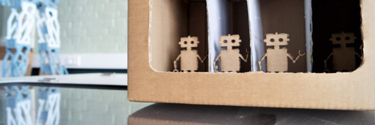Robot poppetjes van karton gesneden met de lasermachine