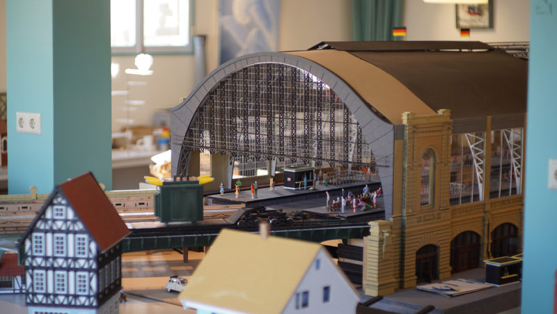 Een schaalEen schaalmodel van een treinstation, gemaakt met de lasermachine.model van een treinstation, gemaakt met de lasermachine.