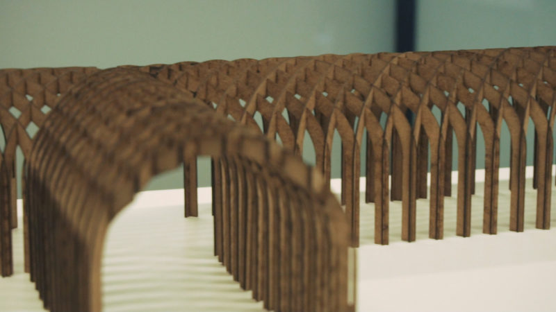 Een model van een overdekte brug van hout gesneden met de lasermachine