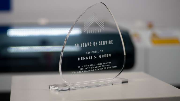 Een lasergesneden award van acrylaat.