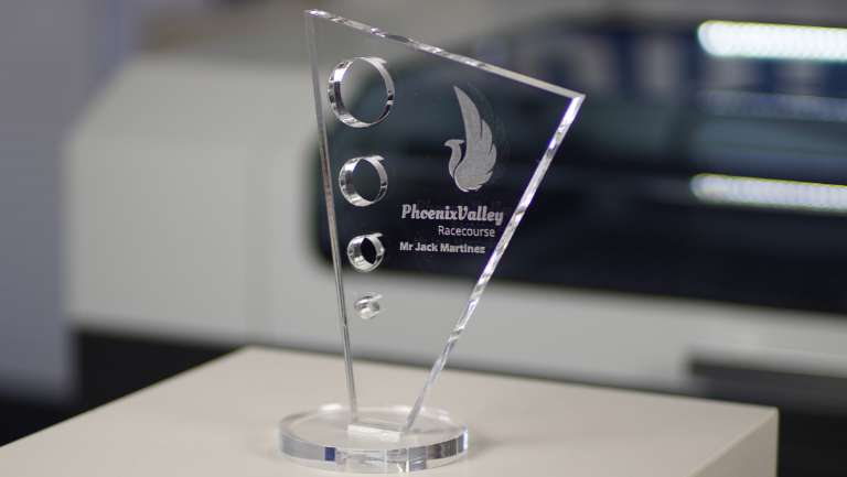 Een lasergesneden award van acrylaat.